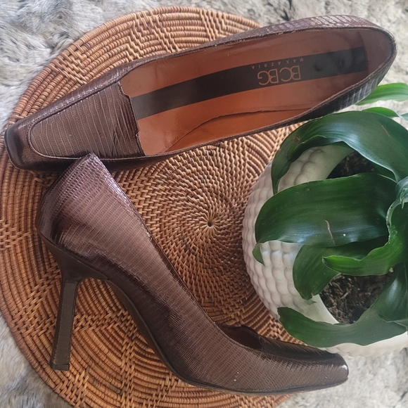 BCBG Vintage...7 (37) Italy pumps!!! - Picture 1 of 7